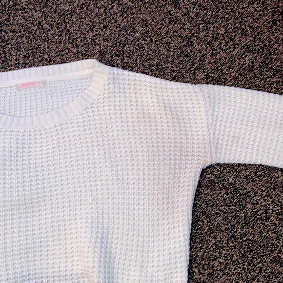 white crop knitted sweater from Ardene’s. (Long sleeve) - Picture 4 of 4